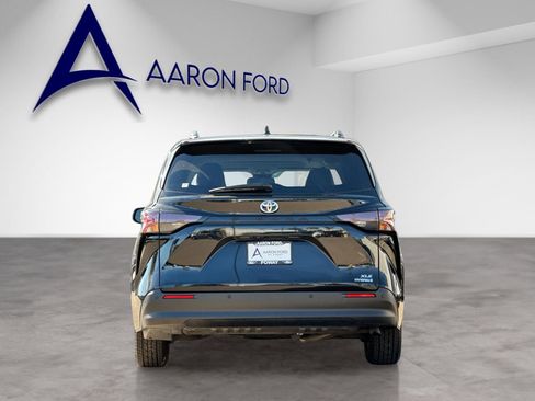 Used 2023 Toyota Sienna XLE image 4