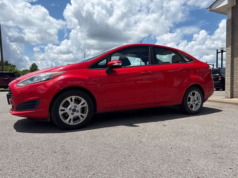 Used 2014 Ford Fiesta SE FWD image 2