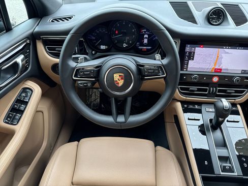 Certified 2025 Porsche Macan image 16