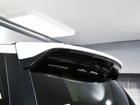 Used 2025 Land Rover Discovery S image 90