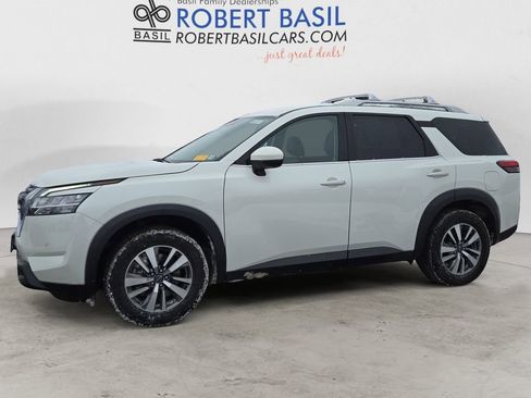 Used 2023 Nissan Pathfinder SL image 2