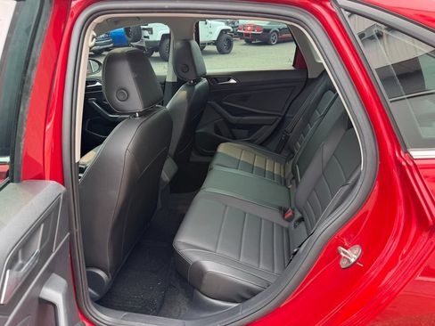 Used 2022 Volkswagen Jetta SE w/ Panoramic Sunroof Package FWD image 11
