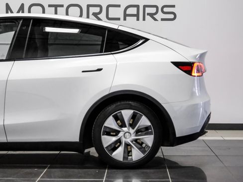 Used 2022 Tesla Model Y Long Range image 14