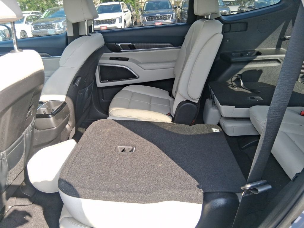 Certified 2023 Kia Telluride EX w/ EX Captain's Chair Package FWD image 13