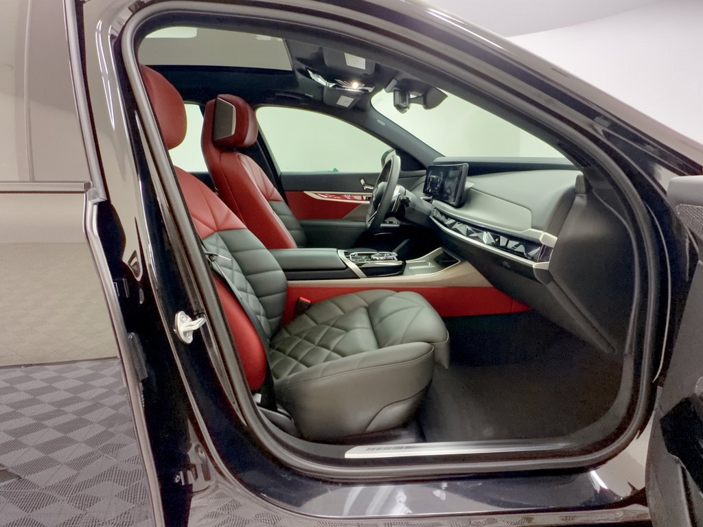 Used 2025 BMW 740i w/ Premium Package RWD image 30