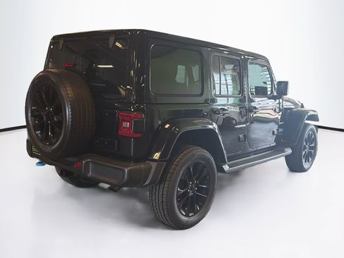 Used 2022 Jeep Wrangler Unlimited Sahara AWD/4WD image 9