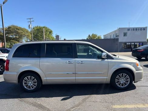 Used 2014 Chrysler Town & Country Touring-L w/ Driver Convenience Group FWD image 8
