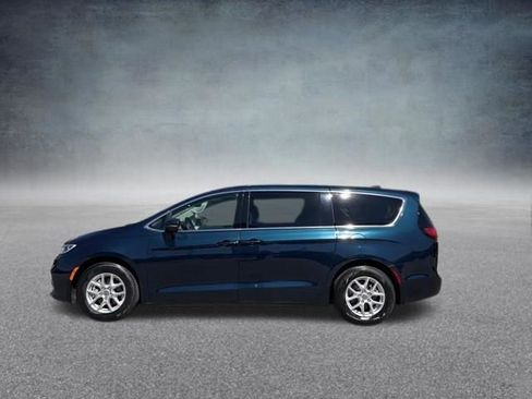 Used 2023 Chrysler Pacifica Touring-L image 11