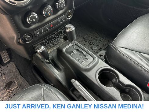 Used 2018 Jeep Wrangler Unlimited Sahara w/ Dual Top Group AWD/4WD image 10