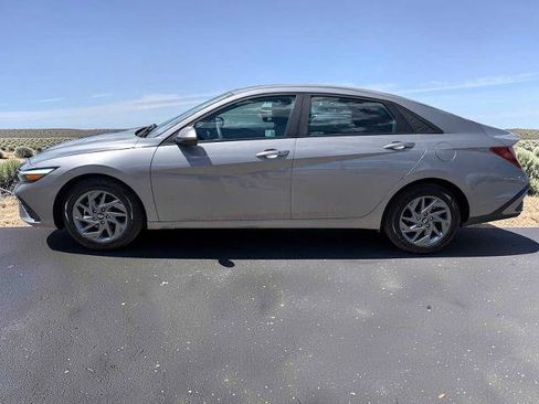 Used 2024 Hyundai Elantra SEL FWD image 3