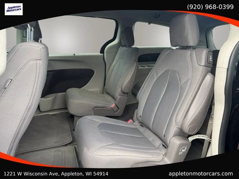 Used 2018 Chrysler Pacifica Touring Plus FWD image 24