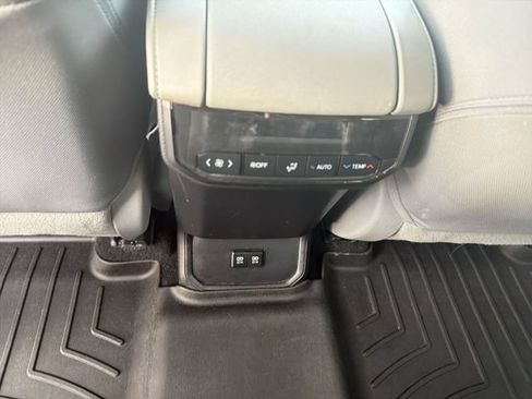 Used 2021 Toyota Highlander LE FWD image 23