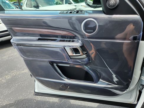 Used 2025 Land Rover Discovery Dynamic SE image 14