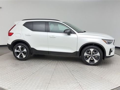 Certified 2025 Volvo XC40 B5 Plus image 9