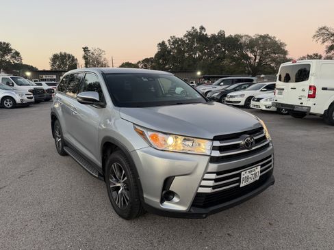 Used 2019 Toyota Highlander LE image 1