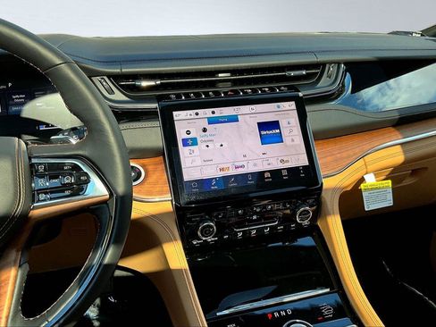 New 2025 Jeep Grand Cherokee Summit image 8