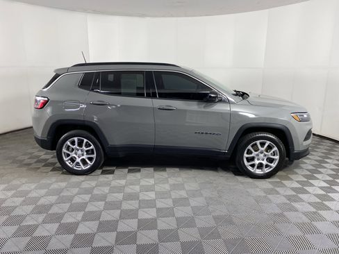 Used 2023 Jeep Compass Latitude AWD/4WD image 6