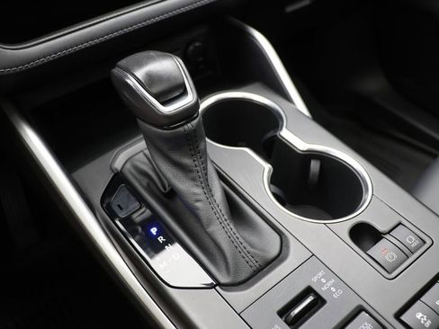 Used 2021 Toyota Highlander XLE image 23