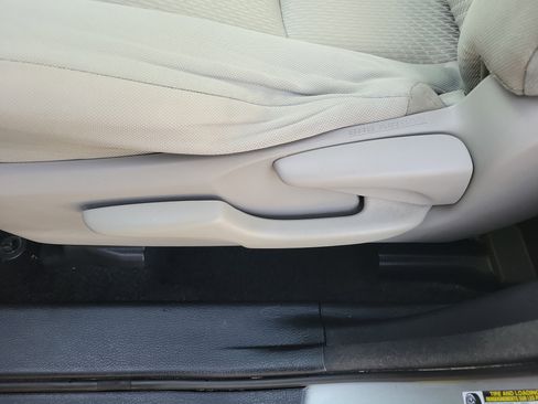 Used 2018 Toyota Highlander LE image 23