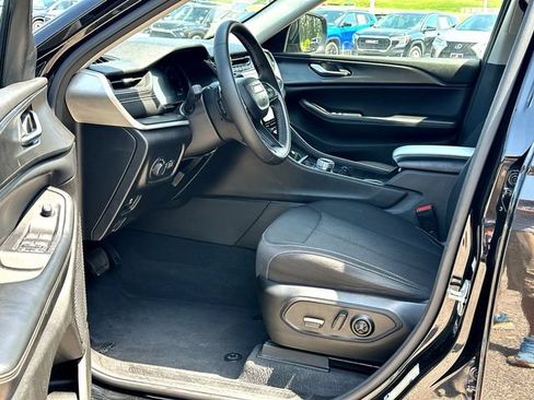Used 2023 Jeep Grand Cherokee L Laredo RWD image 10