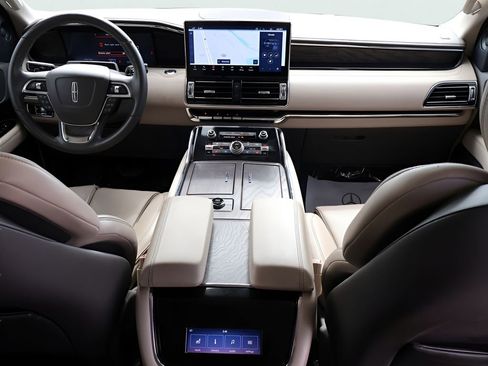 Used 2024 Lincoln Navigator Premiere AWD/4WD image 15