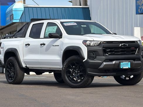 New 2026 Chevrolet Colorado Trail Boss w/ Midnight Edition AWD/4WD image 2