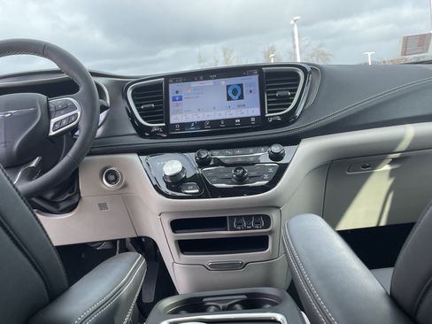 Used 2024 Chrysler Pacifica Touring-L image 15