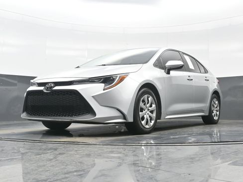 Used 2021 Toyota Corolla LE image 23