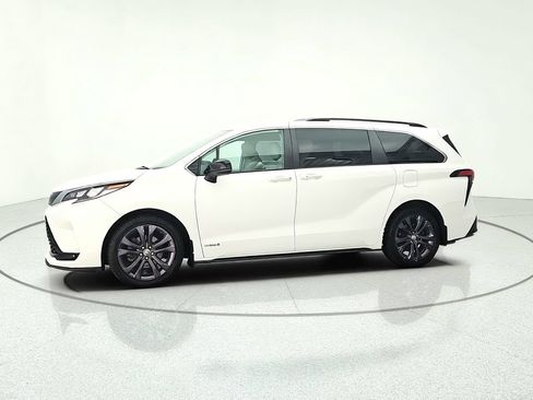 Used 2021 Toyota Sienna XSE FWD image 4