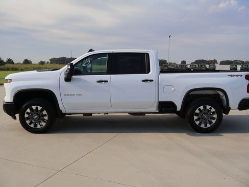 Used 2025 Chevrolet Silverado 2500 Custom w/ Custom Value Package AWD/4WD image 2