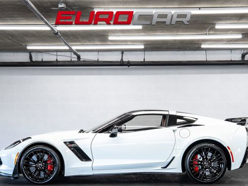 Used 2015 Chevrolet Corvette Z06 w/ 3LZ Preferred Equipment Group image 3