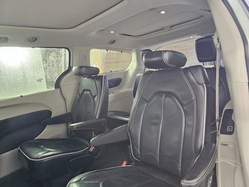 Used 2021 Chrysler Pacifica Limited image 21
