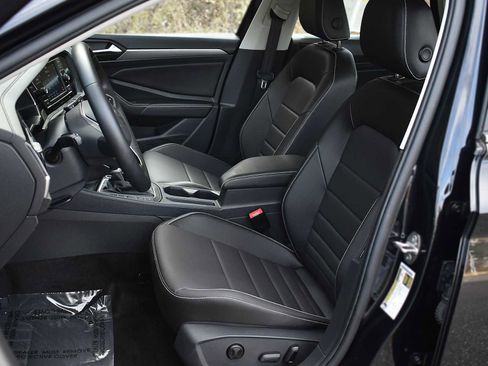 Used 2024 Volkswagen Jetta SE image 9