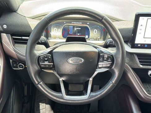 Certified 2025 Ford Explorer Platinum RWD image 9