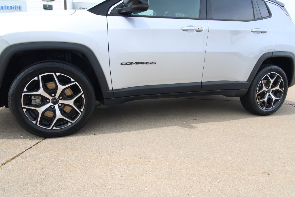 Used 2025 Jeep Compass Limited AWD/4WD image 10