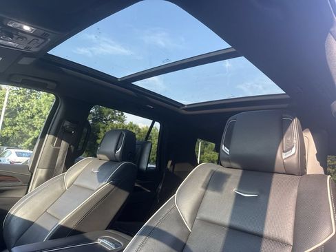 Used 2021 Cadillac Escalade Premium Luxury AWD/4WD image 16