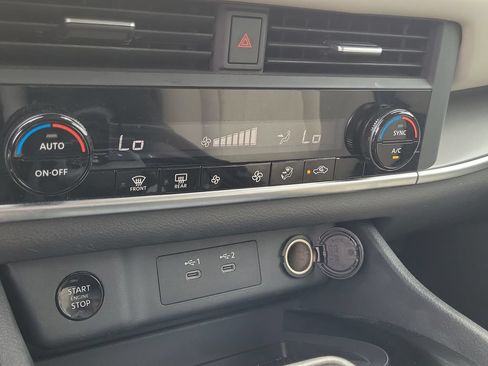 Used 2025 Nissan Rogue SV FWD image 21