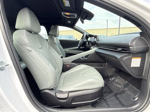 Certified 2025 Hyundai Elantra Limited image 27