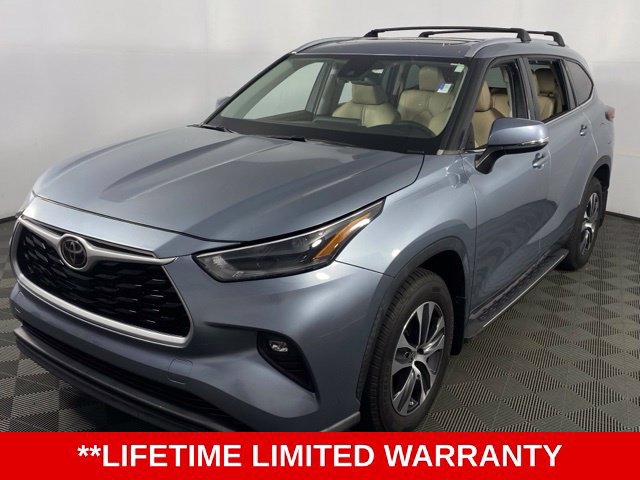 Used 2021 Toyota Highlander XLE AWD/4WD image 3