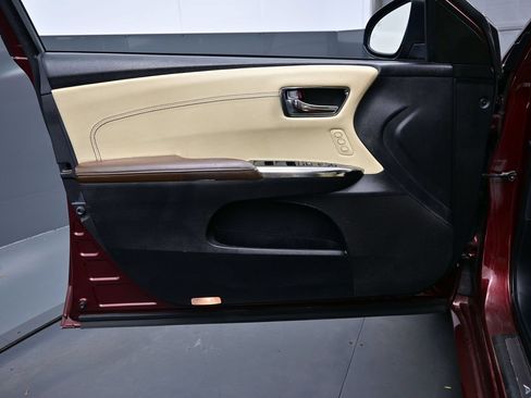 Used 2014 Toyota Avalon Limited w/ Technology Package FWD image 9