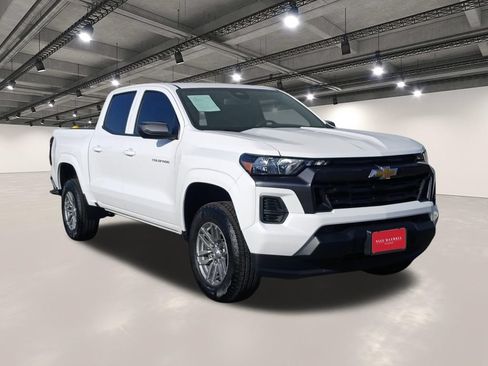 Used 2025 Chevrolet Colorado LT w/ Advanced Trailering Package RWD image 2