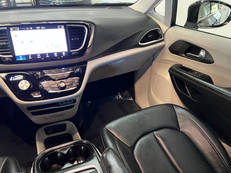 Used 2024 Chrysler Pacifica Touring-L FWD image 17