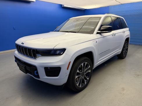 Used 2022 Jeep Grand Cherokee Overland w/ Advanced Protech Group III AWD/4WD image 4