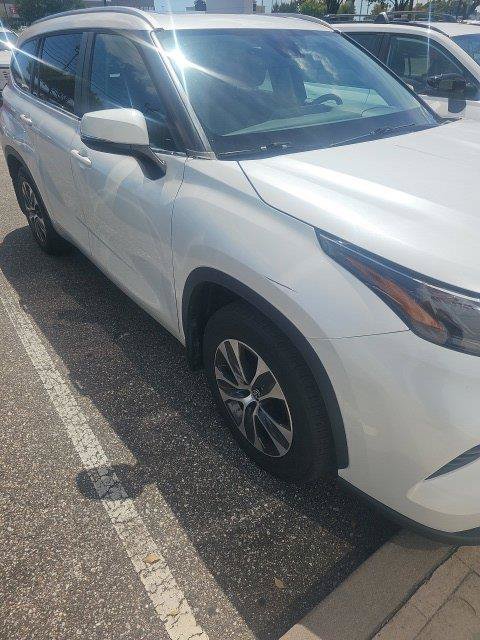 Used 2023 Toyota Highlander XLE FWD image 3