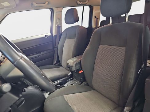 Used 2014 Jeep Patriot Latitude AWD/4WD image 17