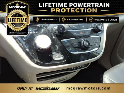 Used 2023 Chrysler Pacifica Touring-L FWD image 19