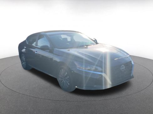 Used 2025 Nissan Altima 2.5 SV image 2