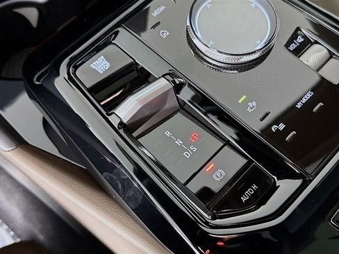 Used 2025 BMW 530i w/ Premium Package image 17