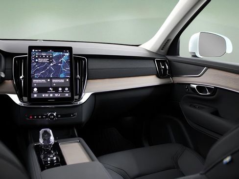 New 2025 Volvo XC90 T8 Core w/ Protection Package image 28