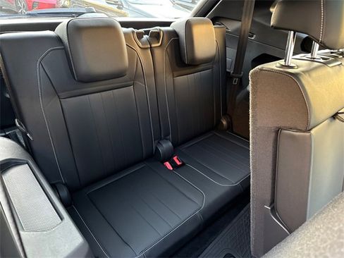 Certified 2022 Volkswagen Tiguan SE R-Line image 24